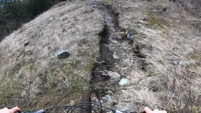 第一人称视角山地自行车在崎岖的岩板上