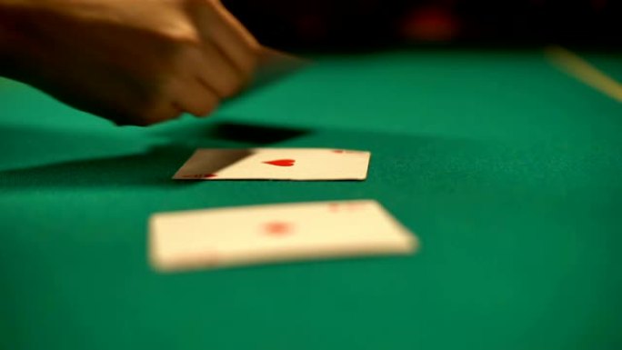 赌场老板在桌子上摊牌，扑克和21点赌场游戏，财富