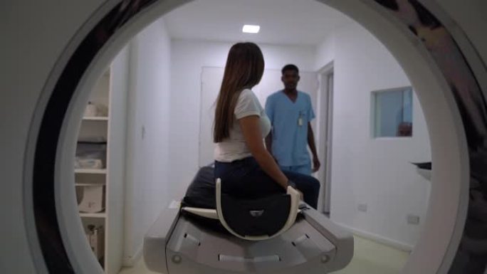 黑人男性放射科医生非常高兴地向女性患者解释MRI扫描