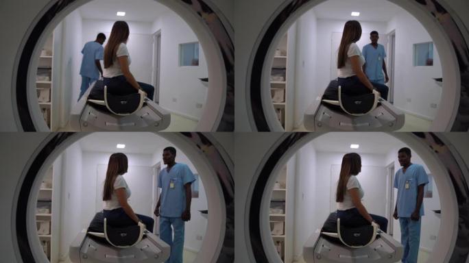 黑人男性放射科医生非常高兴地向女性患者解释MRI扫描