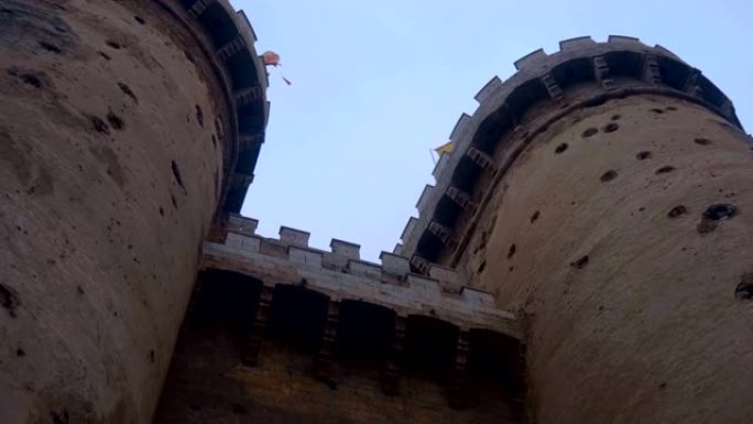 美丽的古城堡，城市中有优美的锯齿状塔楼