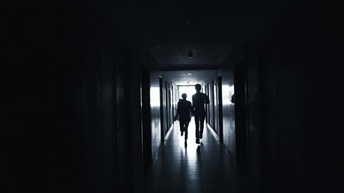 夫妇在黑暗中奔跑
