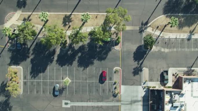 巨大的地面停车场的自上而下的无人机拍摄
