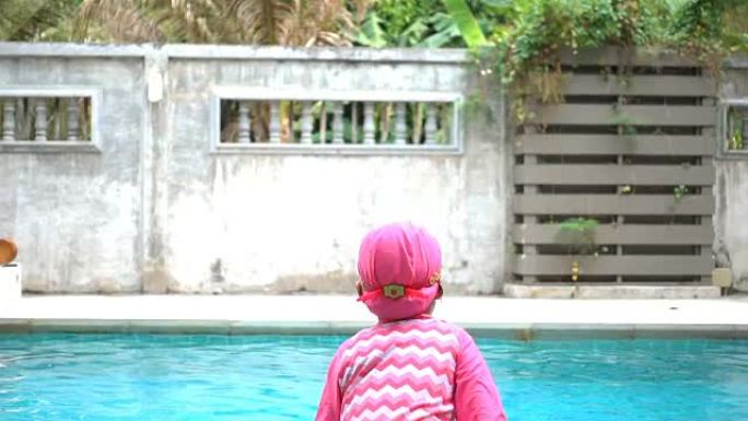 慢动作镜头: 小女孩跳进游泳池
