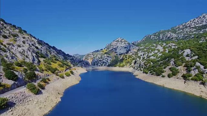 马略卡岛Serra de Tramuntana的Gorg Blau人工水库的Arial视图
