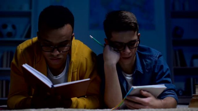 超负荷的青少年学生在考试前深夜入睡，截止日期
