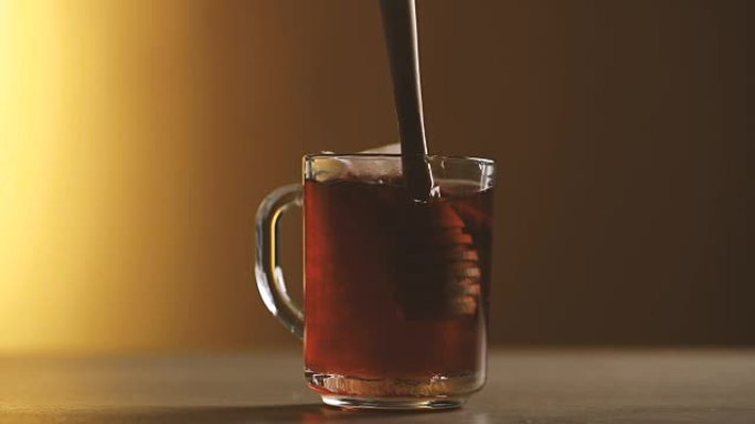 蔓越莓茶和蜂蜜拉丝搅拌