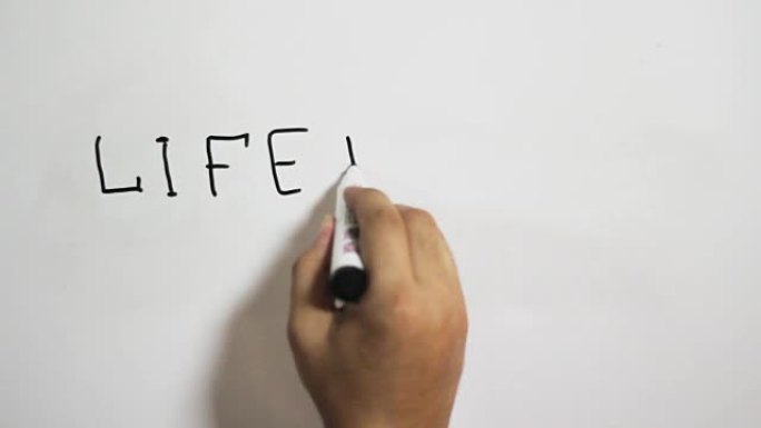 使用黑色记号笔在白板上手写 “生活简短” 消息