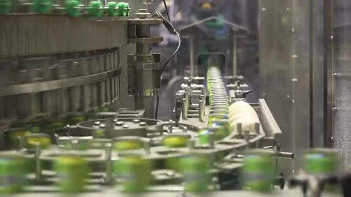 生产线上的饮料罐工业饮料罐流水线
