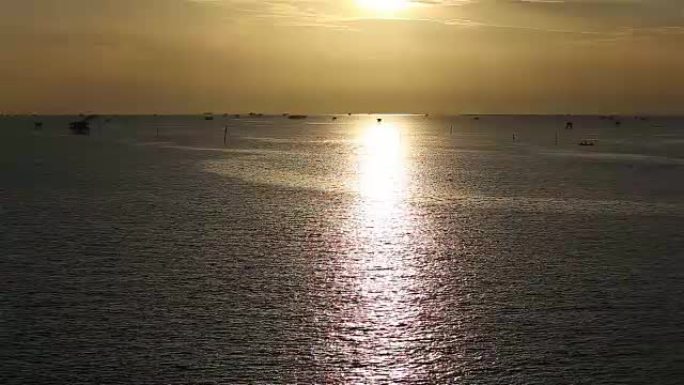 泰国邦塔布恩湾浮动村海上日出。自然视频高清放松和背景。