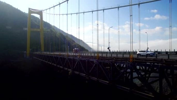 湖北四渡河吊桥交通观。