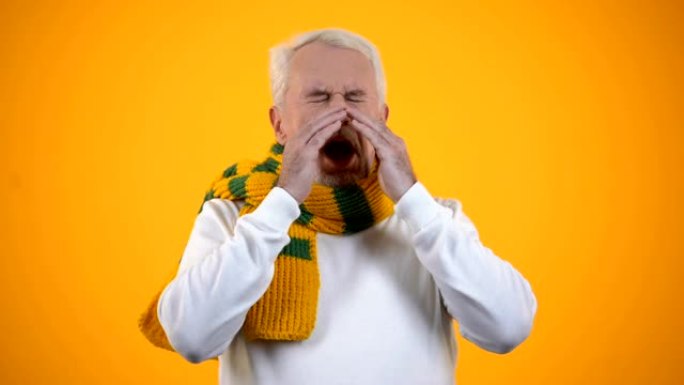 患病男性养老金领取者戴着围巾打喷嚏、过敏或有呼吸道疾病，身体健康