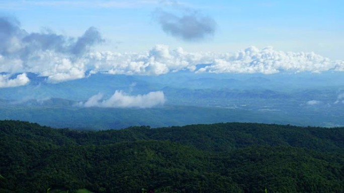 延时视图: 雾蒙蒙的云朵在山区自然上空移动。高清
