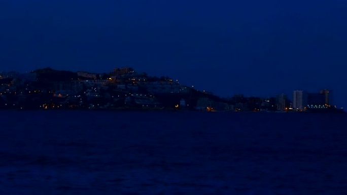 西班牙地中海沿岸一个小度假小镇的夜灯