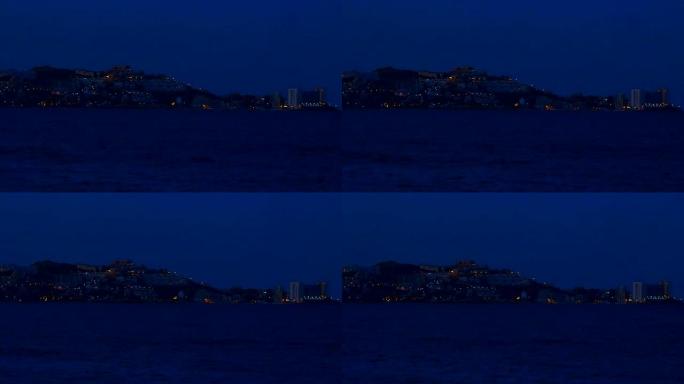 西班牙地中海沿岸一个小度假小镇的夜灯