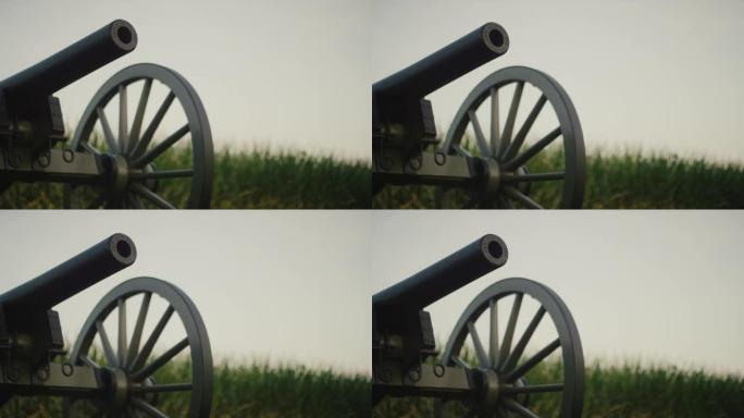 来自宾夕法尼亚州葛底斯堡国家军事公园的美国内战大炮，旁边是玉米田