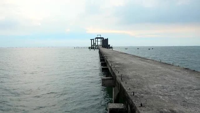 黄昏木桥和Djittabhawan寺是该市的一个小镇。