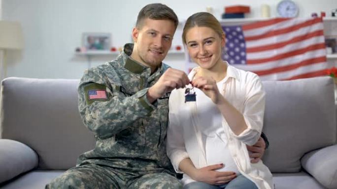 美国男士兵和他的妻子因服兵役而持有家中钥匙