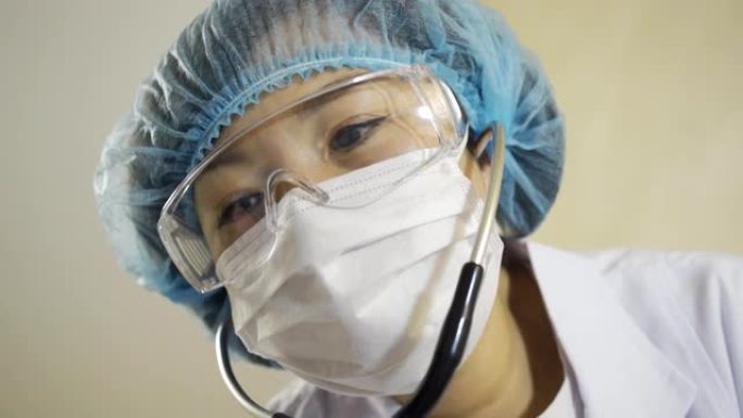 医生正在诊断病人