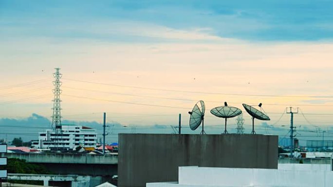 4k时间流逝: 曼谷市屋顶上的卫星天线