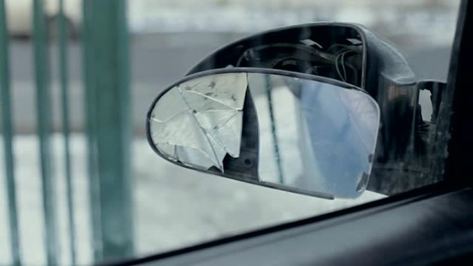 破损的侧视镜破损后视镜交通安全报费汽车