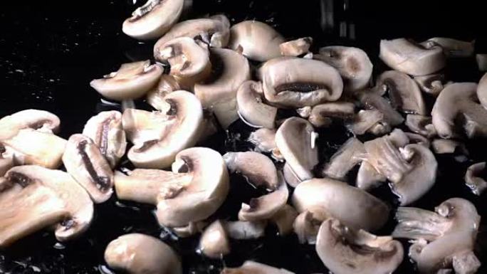 蘑菇落在纽扣蘑菇的切片上