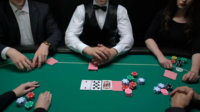 扑克玩家投注和副主持人开场卡，上流娱乐