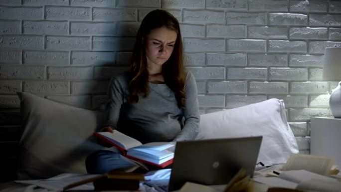 焦急的孕妈妈看书，网上论坛，担心肚子疼