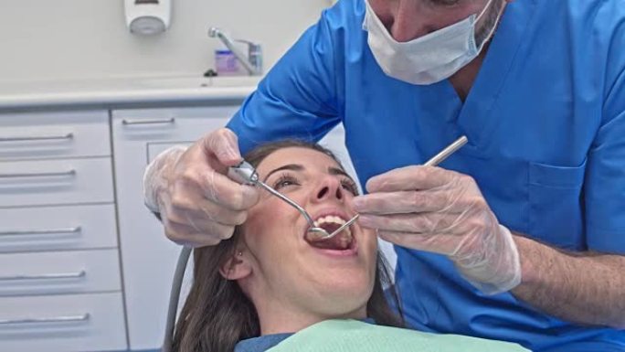 女病人正在看牙医补牙拔牙种植牙科牙医的女