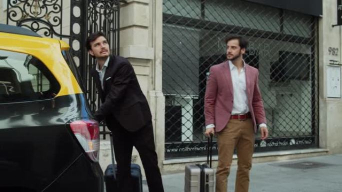 英俊的商人从出租车上拿行李，穿过布宜诺斯艾利斯街