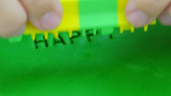 卷绿色软糖和邮票，生日快乐。特写。