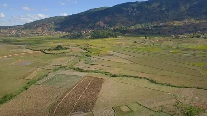 马达加斯加高地村庄和稻田无人机景观
