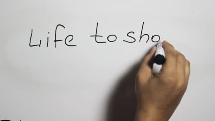 用黑色记号笔在白板上手写 “生命短暂悲伤” 信息
