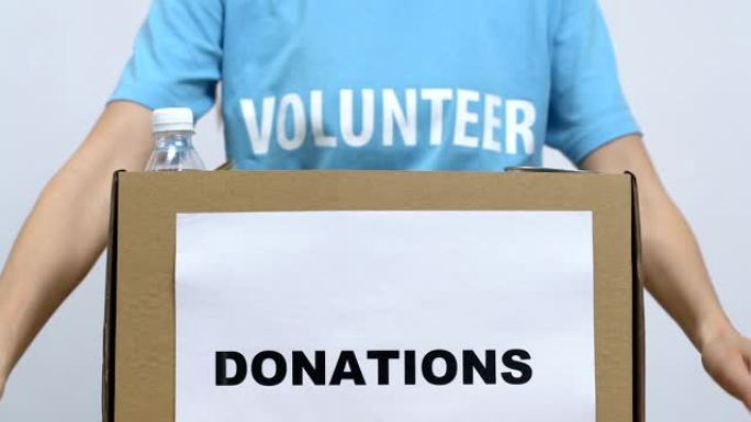 志愿者用纸板箱包装食物，为疗养院收集捐款