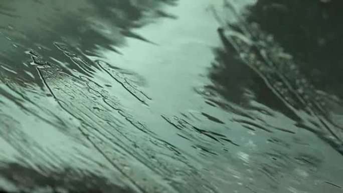 泰国雨季汽车后视镜下雨