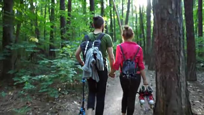 青少年夫妇在森林里散步