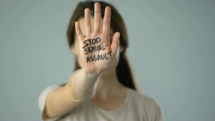 停止在受伤女性的手掌上发性侵犯信息，问题意识预防