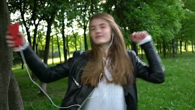 十几岁的女孩在城市公园听音乐和摇头
