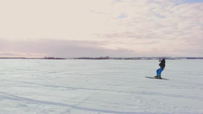 4k空中冬季极限运动雪地风筝比赛，在暴风雪和无人机的雪天气下，在城市前面的冰湖上，用不同的彩色风筝、