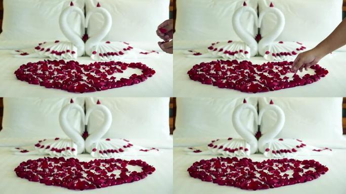 房间女仆在床上撒了许多玫瑰花瓣
