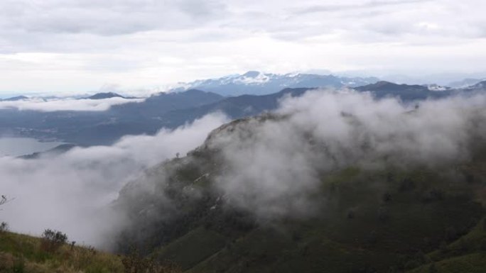 爬山坡的雾岸的风景