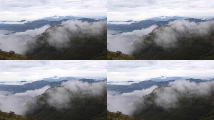 爬山坡的雾岸的风景