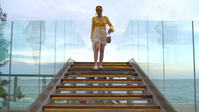 4k镜头美女走在玻璃楼梯上