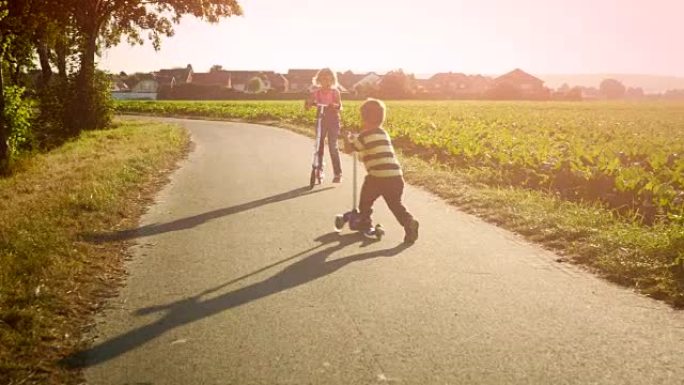 小孩在推滑板车上外国小女孩小朋友休闲悠闲