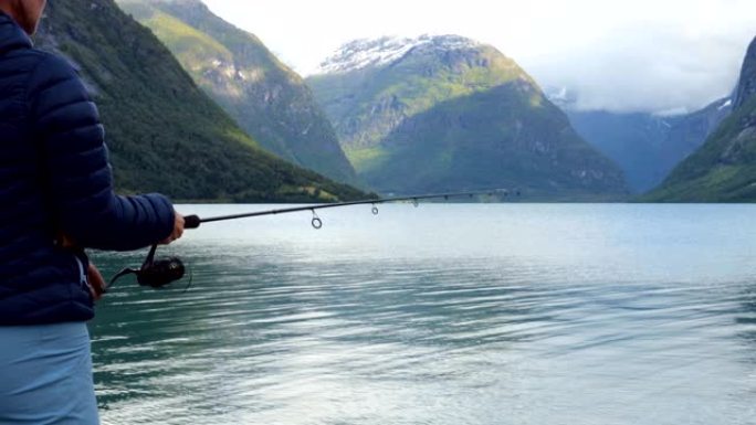 挪威妇女在钓鱼竿上钓鱼。