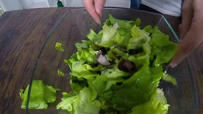 制作新鲜沙拉的年轻女子