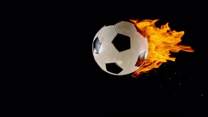SLO MO LD燃烧的足球在空中飞行