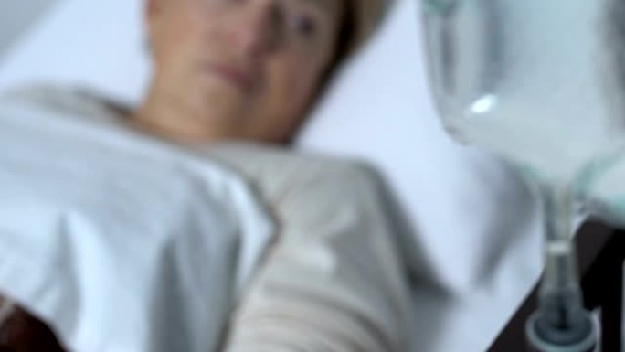 老年女性患者昏迷后醒来，失忆症附近的滴管特写