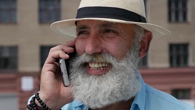 大胡子的老人在城里打电话