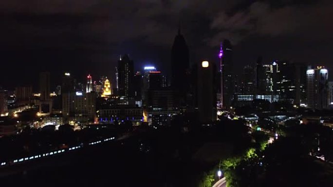 晚上吉隆坡的城市景观和天际线。